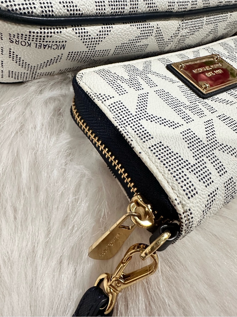 Michael Kors White-Navy Signature Print Logo Crossbody Bag with Matching Wallet - Picture 3 of 16
